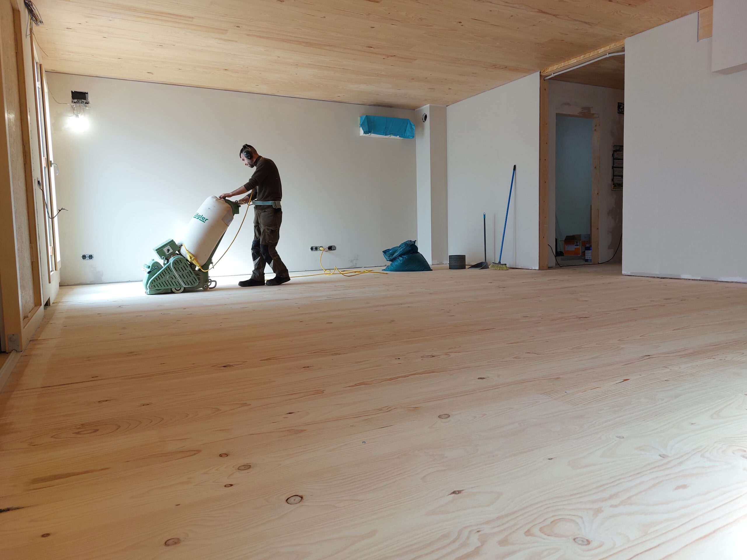 Acuchillado de suelo de madera en una vivienda de madera por Solparquet en Lleida