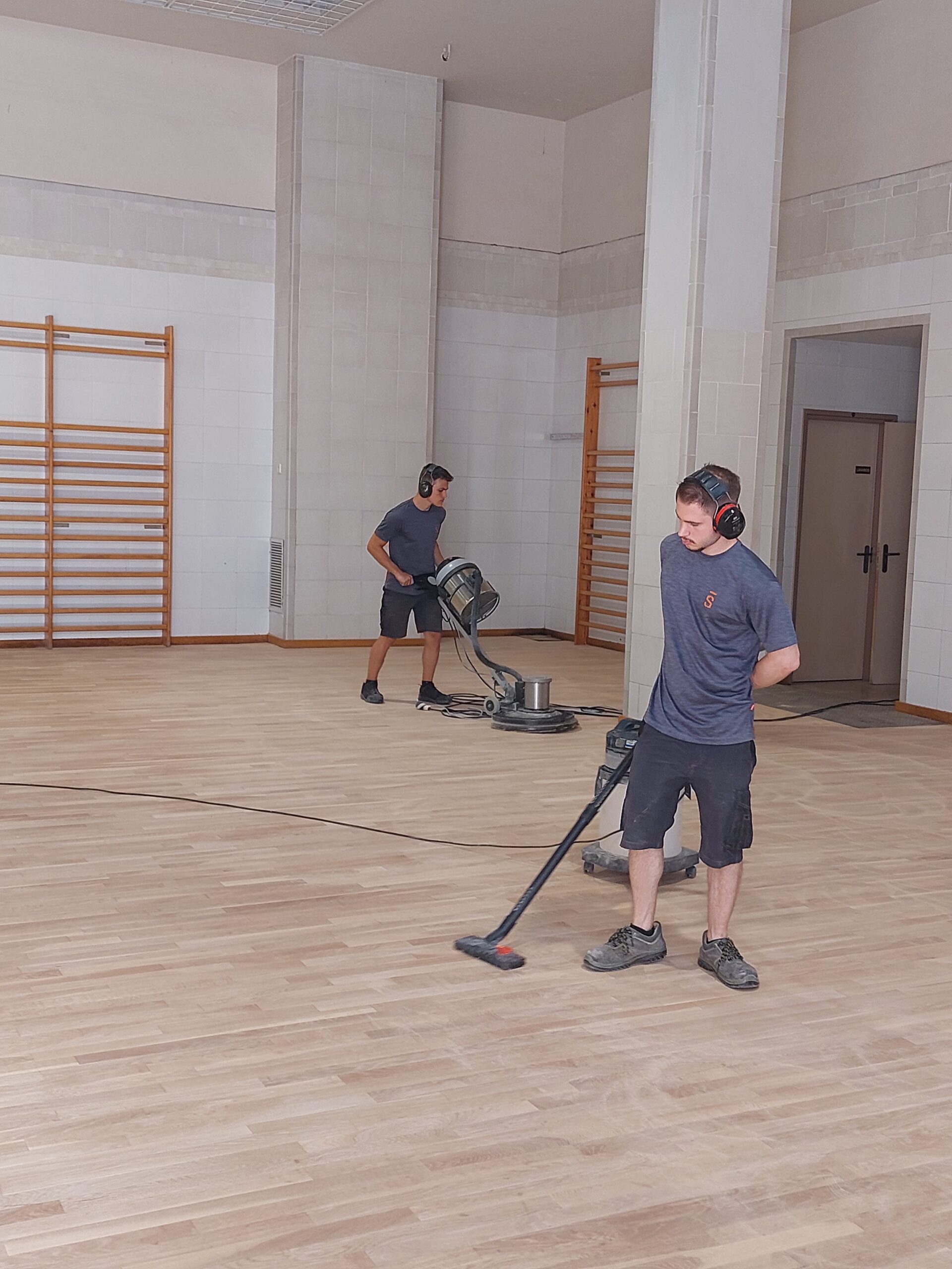 Poliment de parquet en una sala esportiva a Lleida