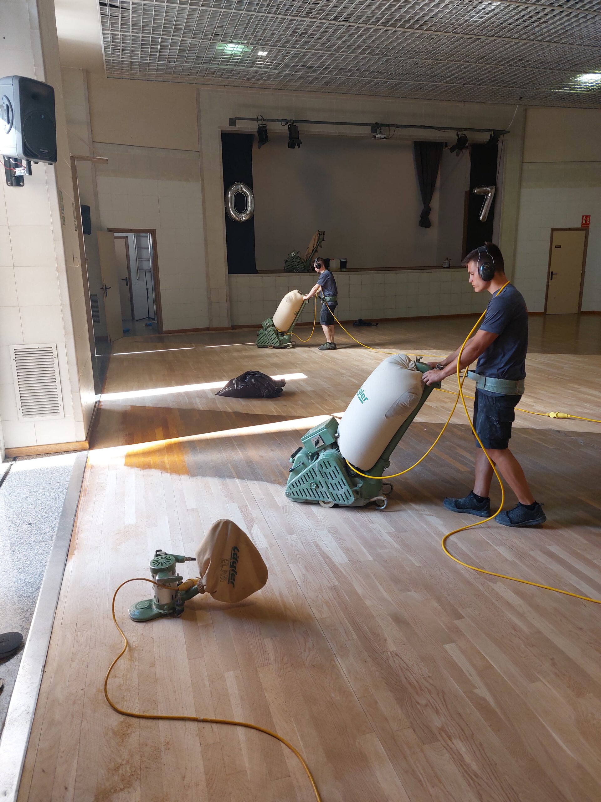 Restauración del parquet de un salón de actos por Solparquet en Lleida