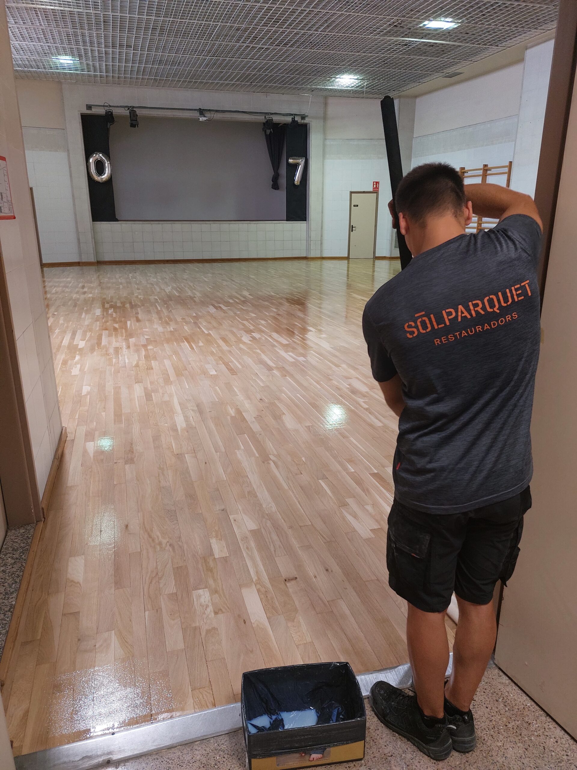 Nuestro equipo restaurando un salón de actos por Solparquet en Lleida