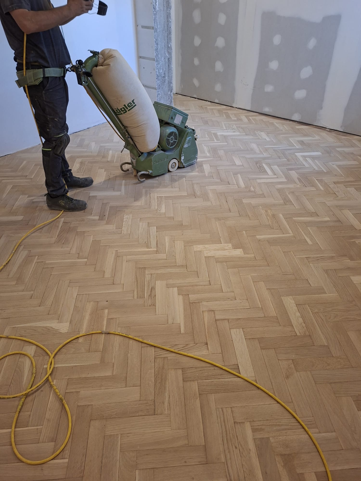 Poliment de parquet amb màquina sense pols a Lleida