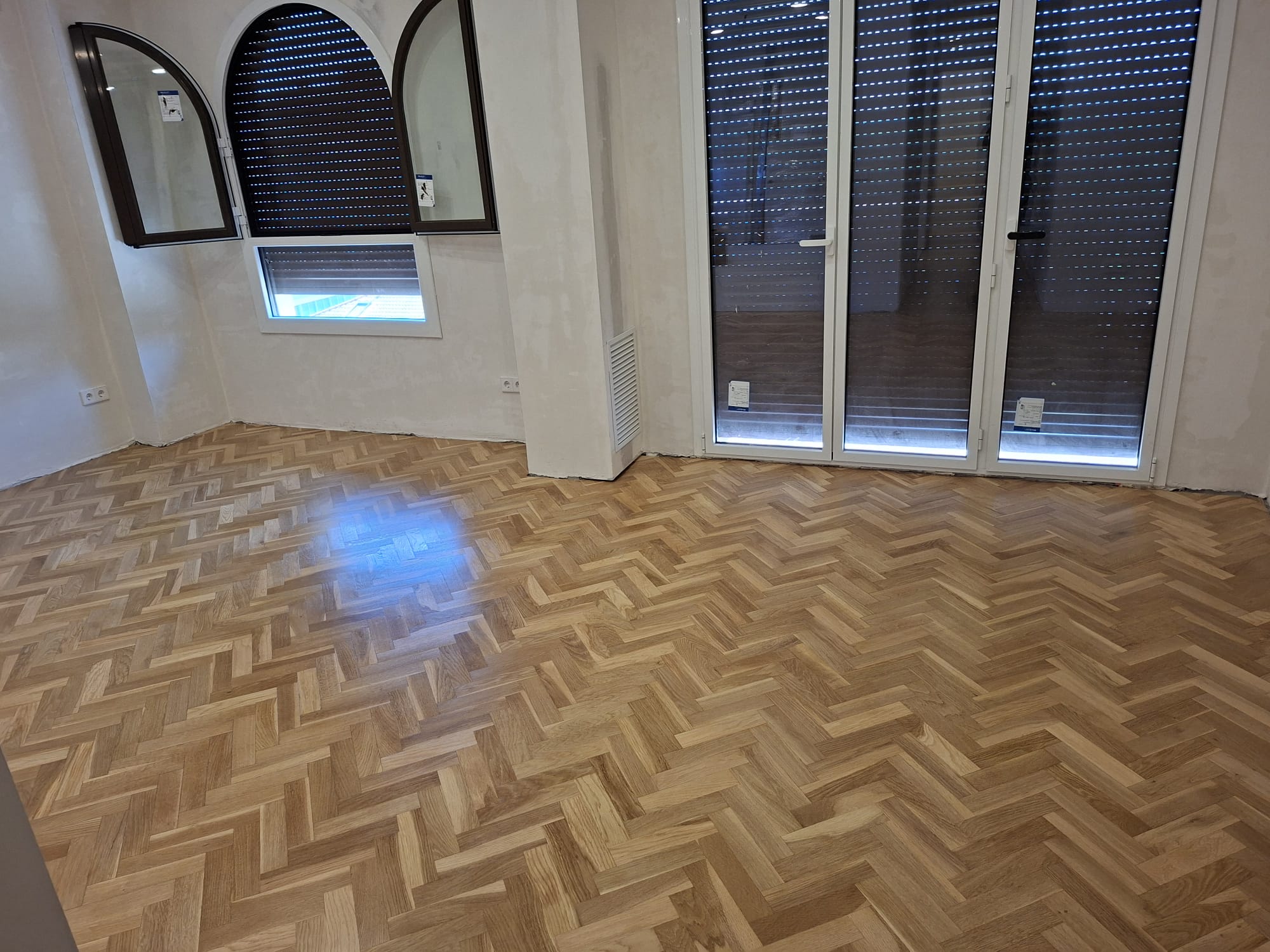 Parquet de roure en espiga en una sala diàfana a Lleida