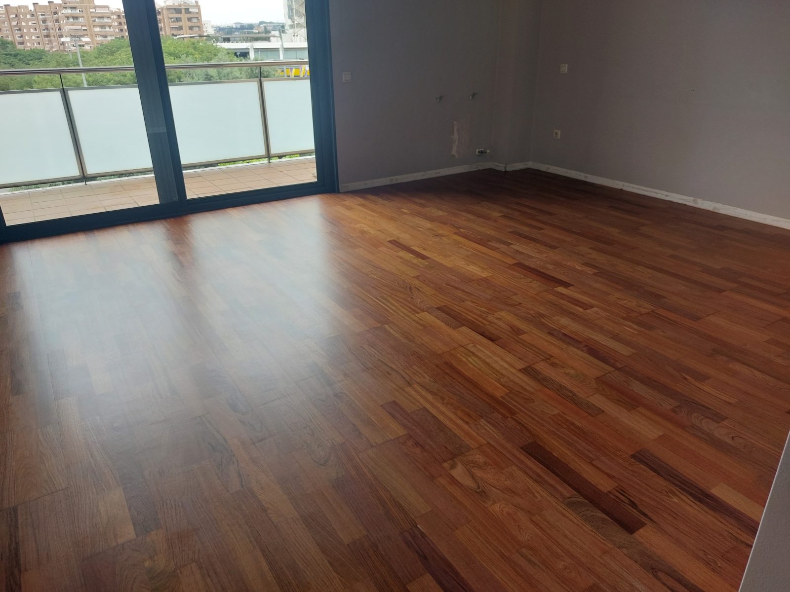 Parquet de madera tropical acabado con salida a la terraza por Solparquet en Lleida
