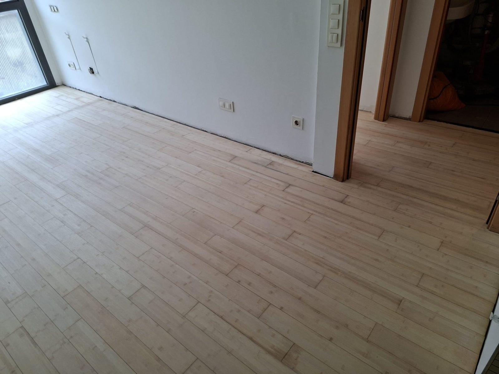 Suelo de bambú restaurado y barnizado por Solparquet en Lleida