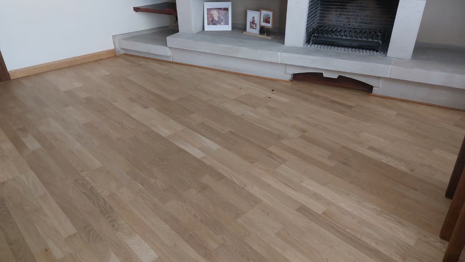 Parquet de roble claro acabado en una sala con balcón por Solparquet en Lleida