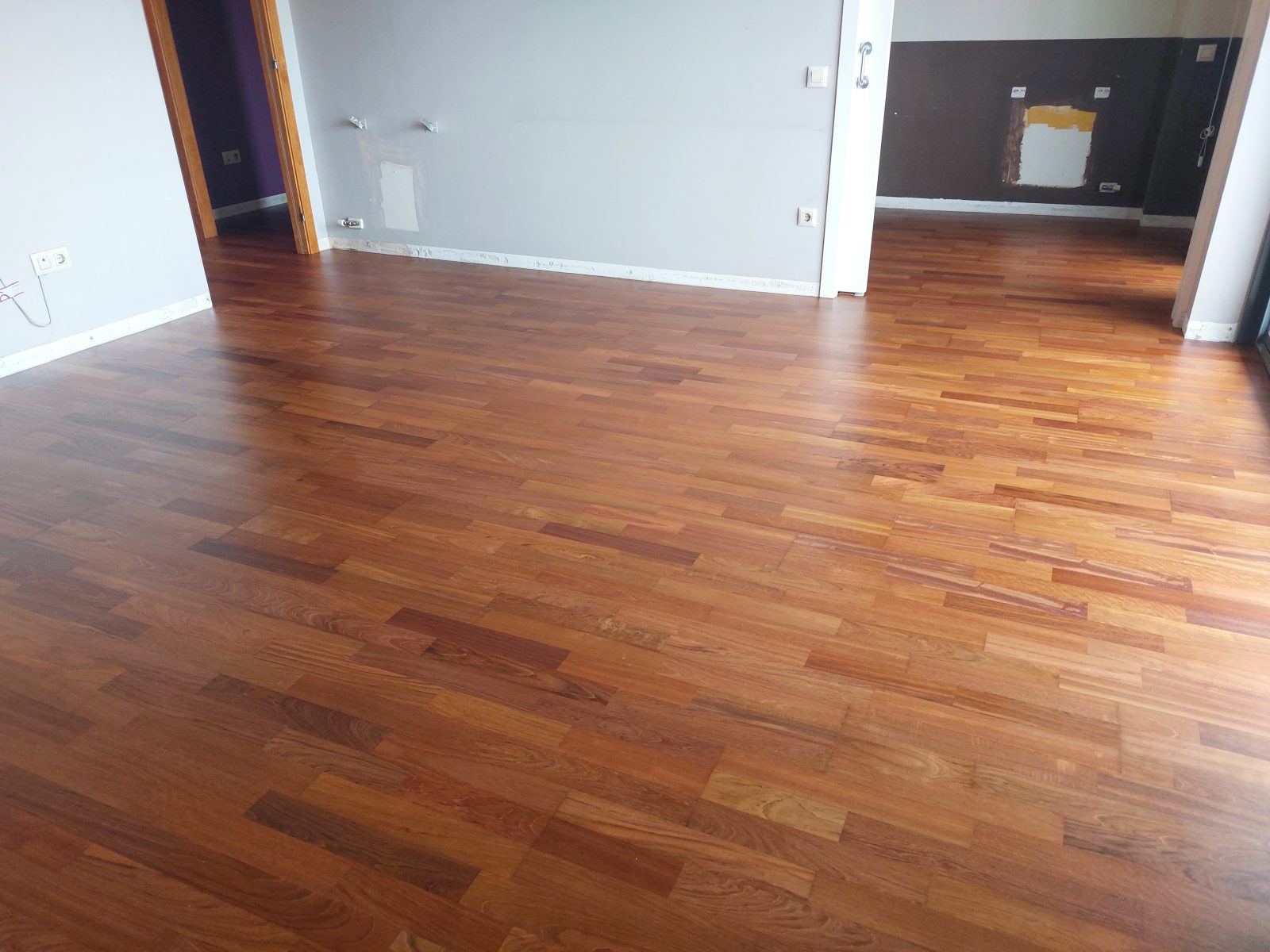 Parquet de madera tropical acabado en una sala amplia por Solparquet en Lleida