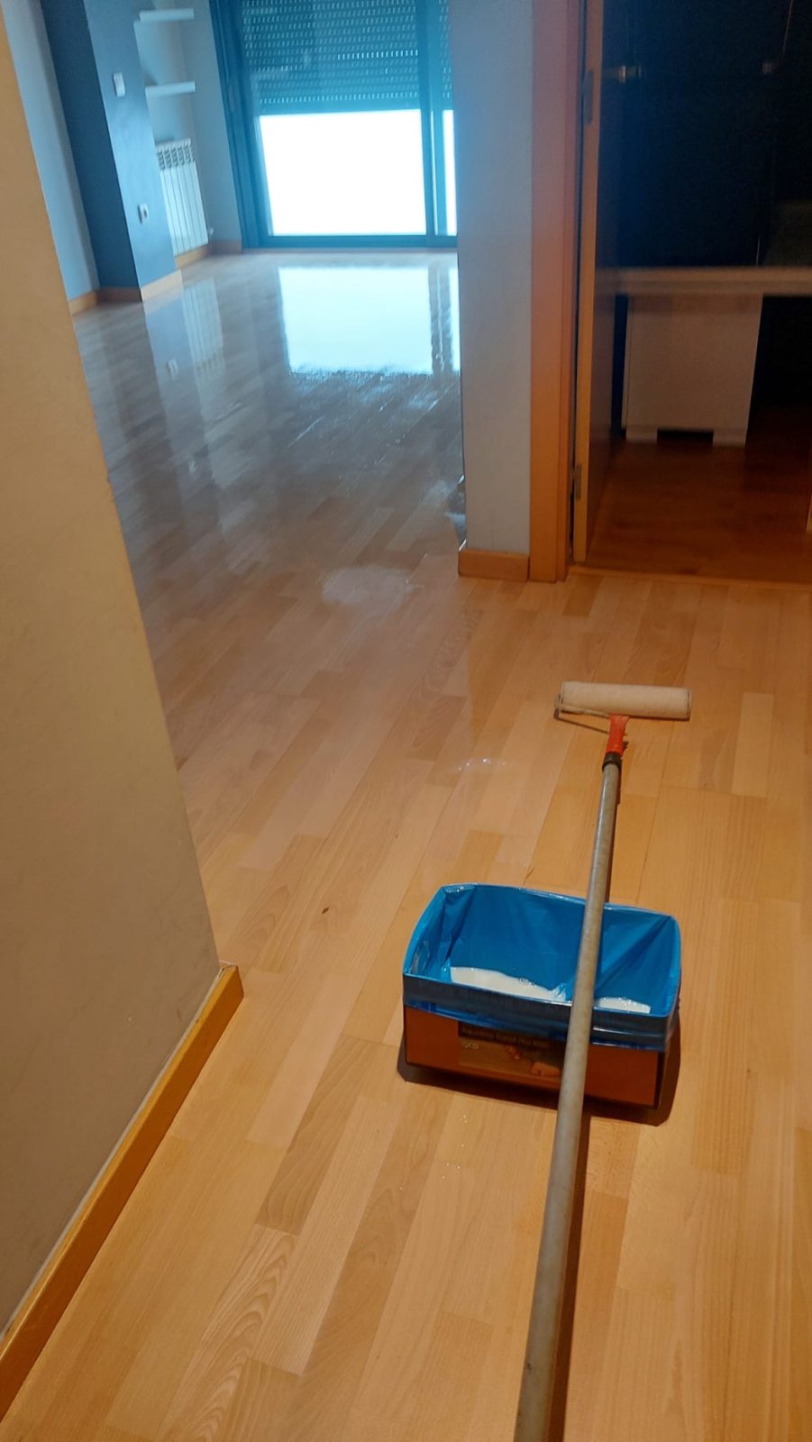 Aplicación del barniz con rodillo sobre parquet de haya por Solparquet en Lleida