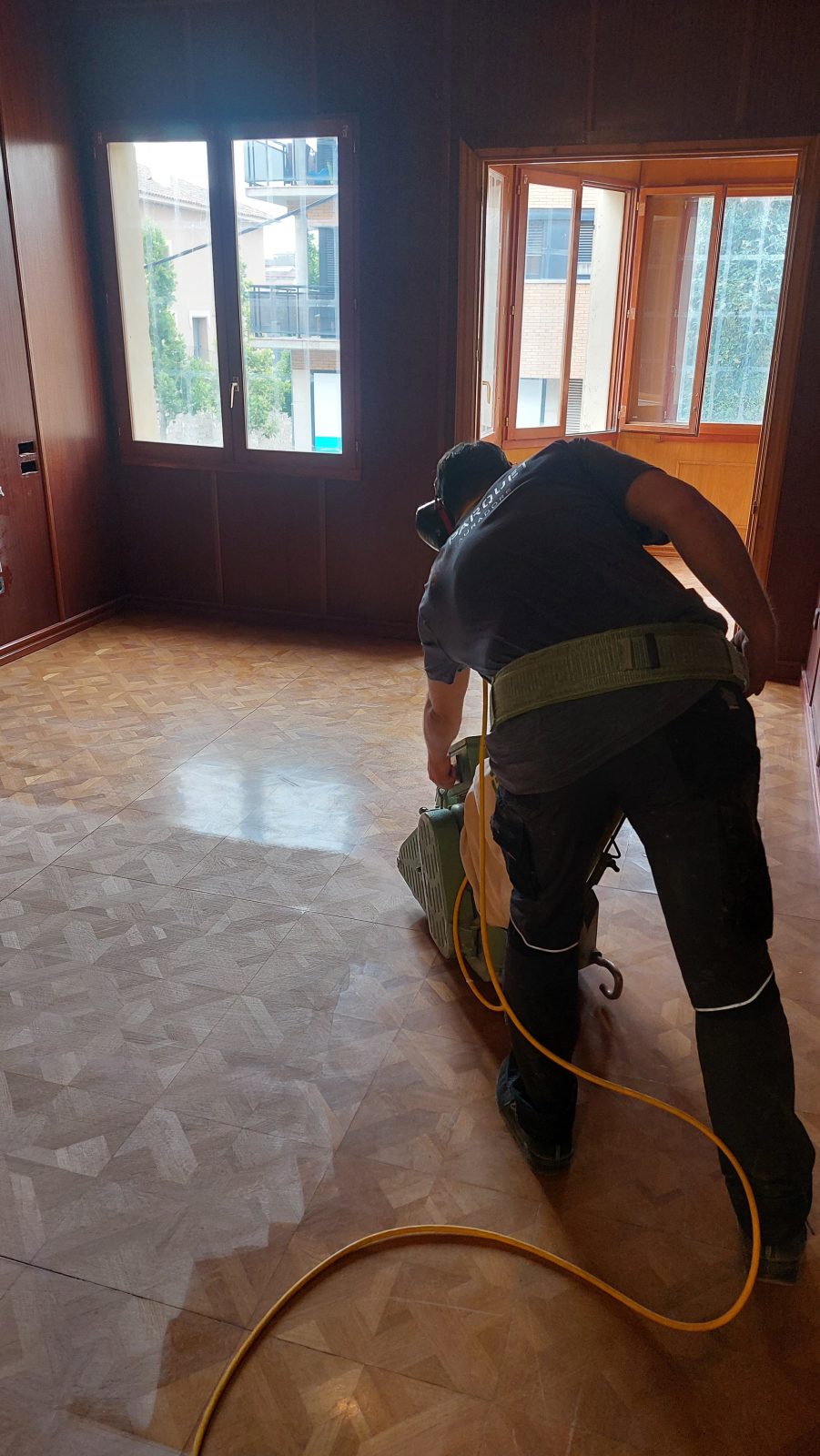 Acuchillado de un parquet de mosaico con máquina sin polvo por Solparquet en Lleida