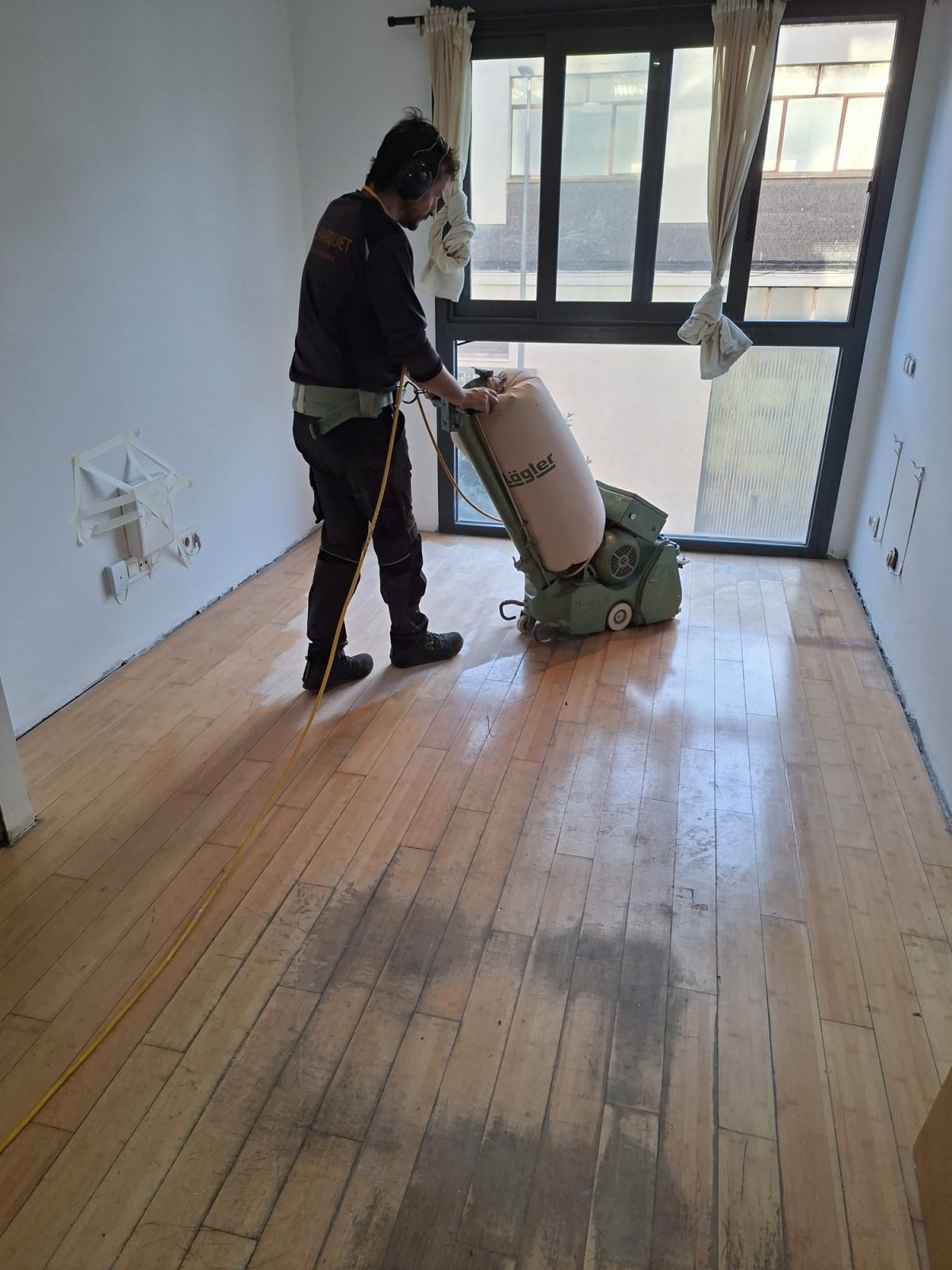 Acuchillado de un parquet antiguo antes del barnizado por Solparquet en Lleida
