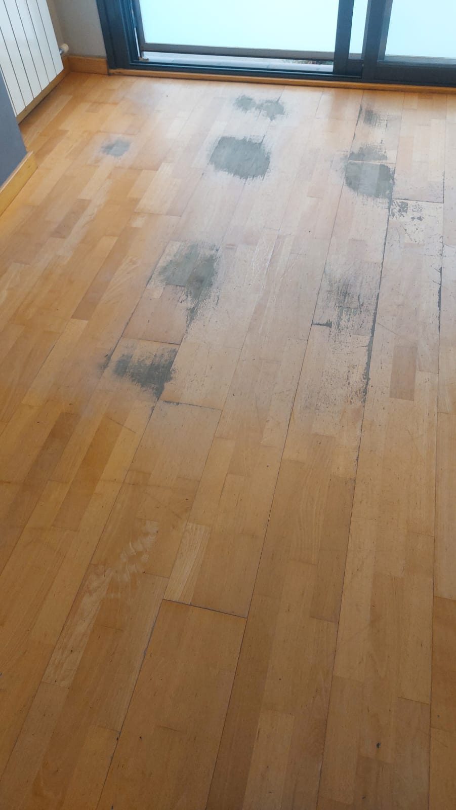 Parquet de haya muy desgastado antes de la restauración por Solparquet en Lleida