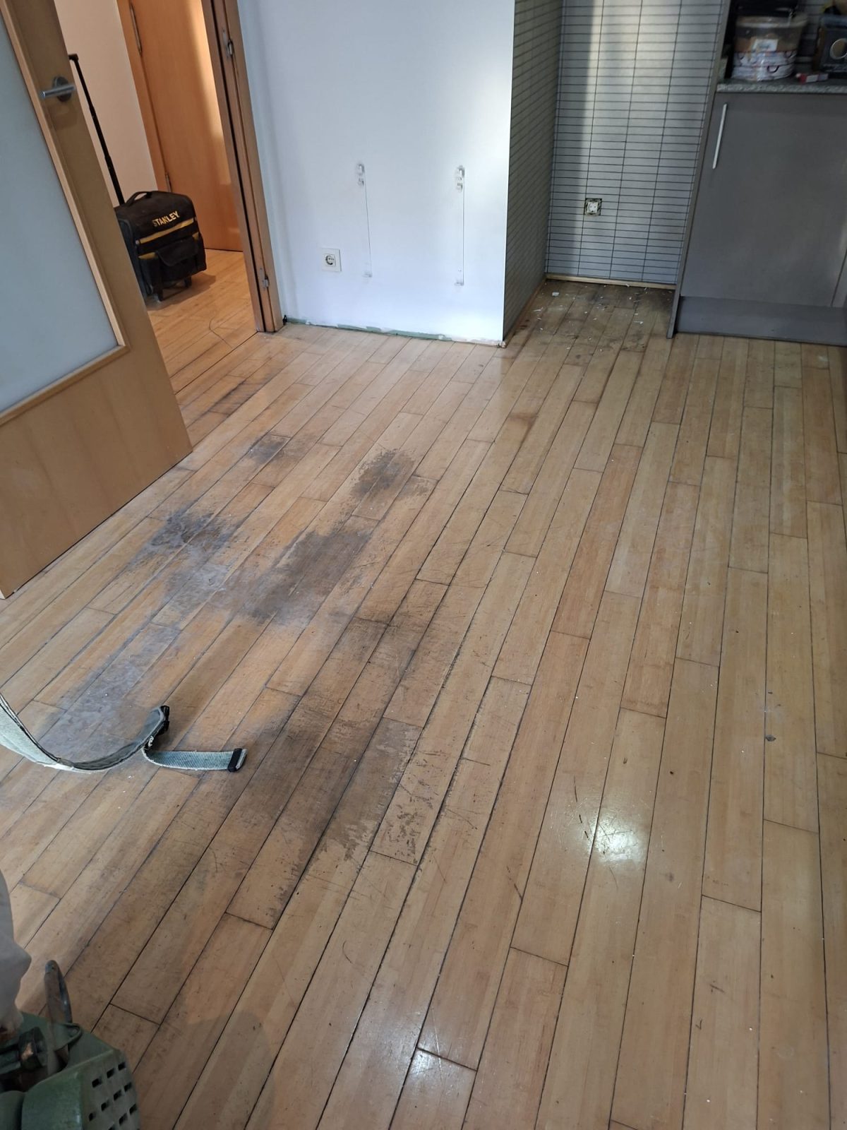Suelo de madera desgastado antes de acuchillarlo por Solparquet en Lleida