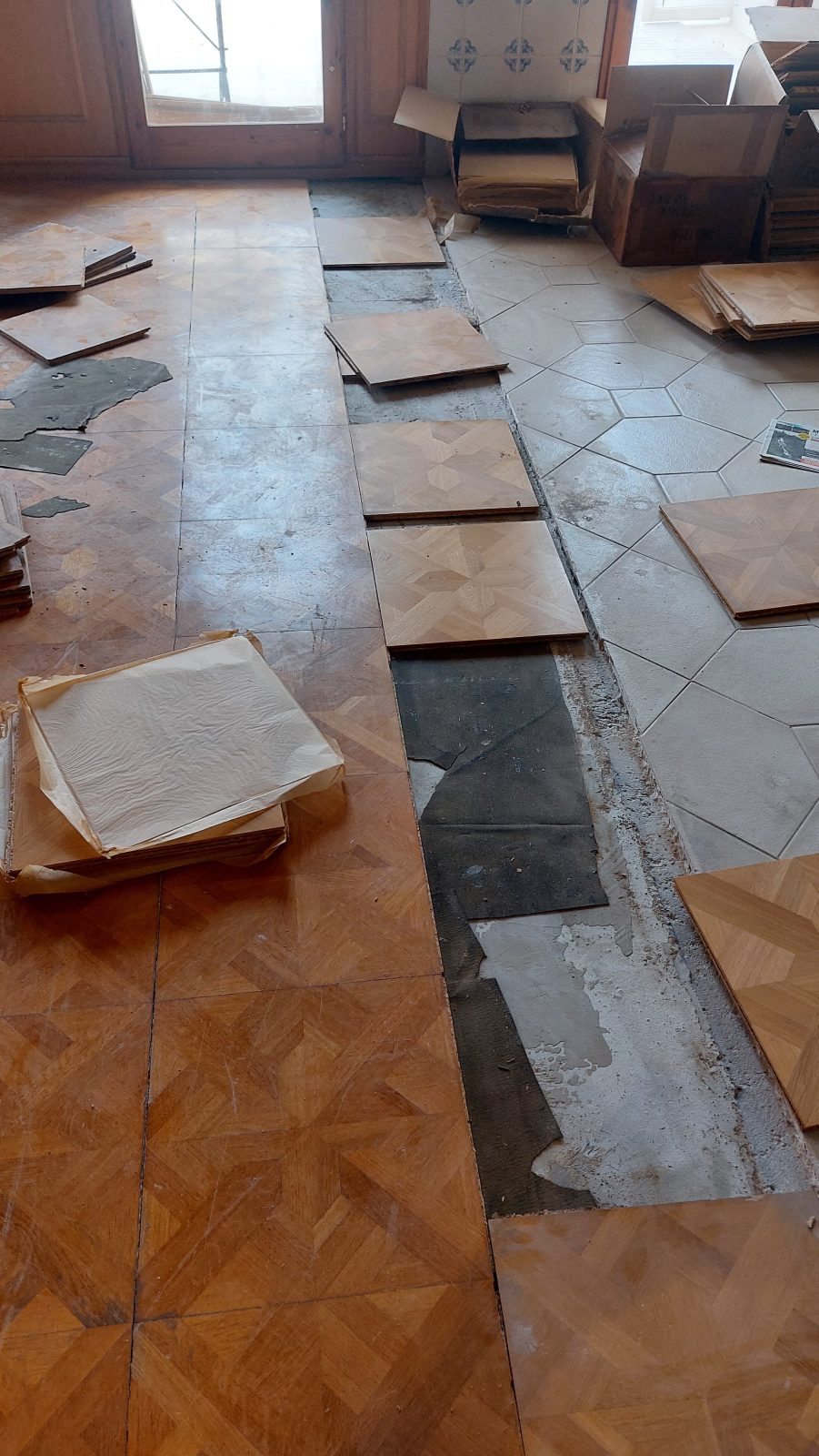 Reparación de piezas de un parquet de mosaico geométrico por Solparquet en Lleida
