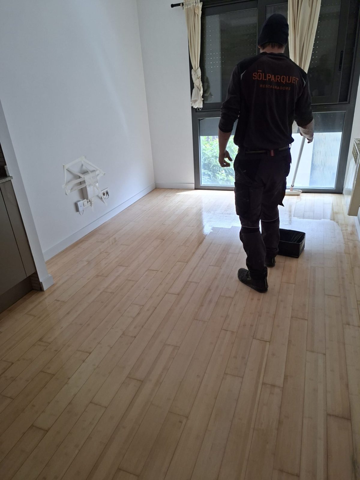 Nuestro equipo aplicando el acabado en un suelo de bambú por Solparquet en Lleida
