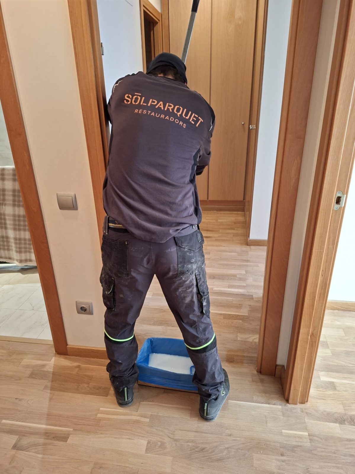 Operario de Solparquet aplicando el acabado protector por Solparquet en Lleida
