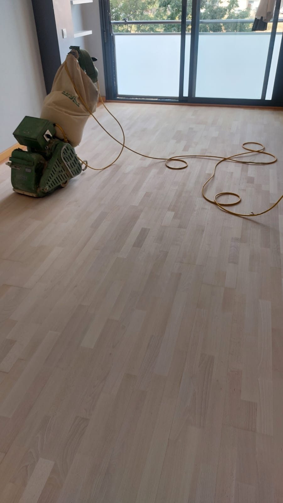 Acuchillado de parquet de haya con máquina sin polvo por Solparquet en Lleida