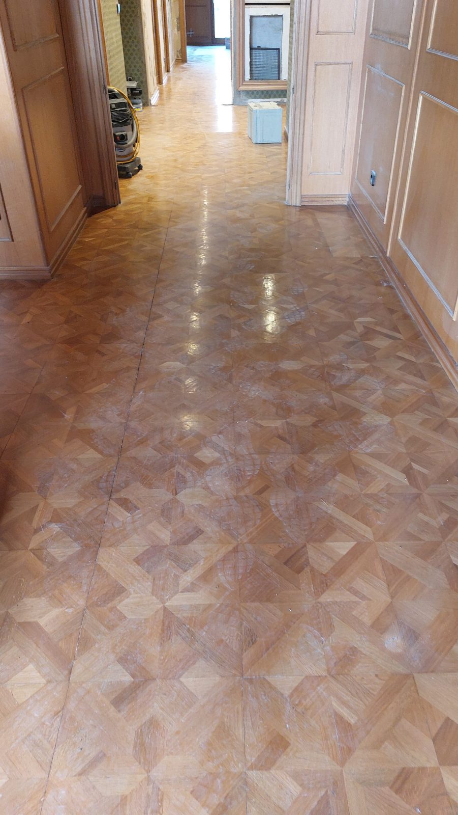 Parquet de mosaico geométrico acabado en un pasillo por Solparquet en Lleida