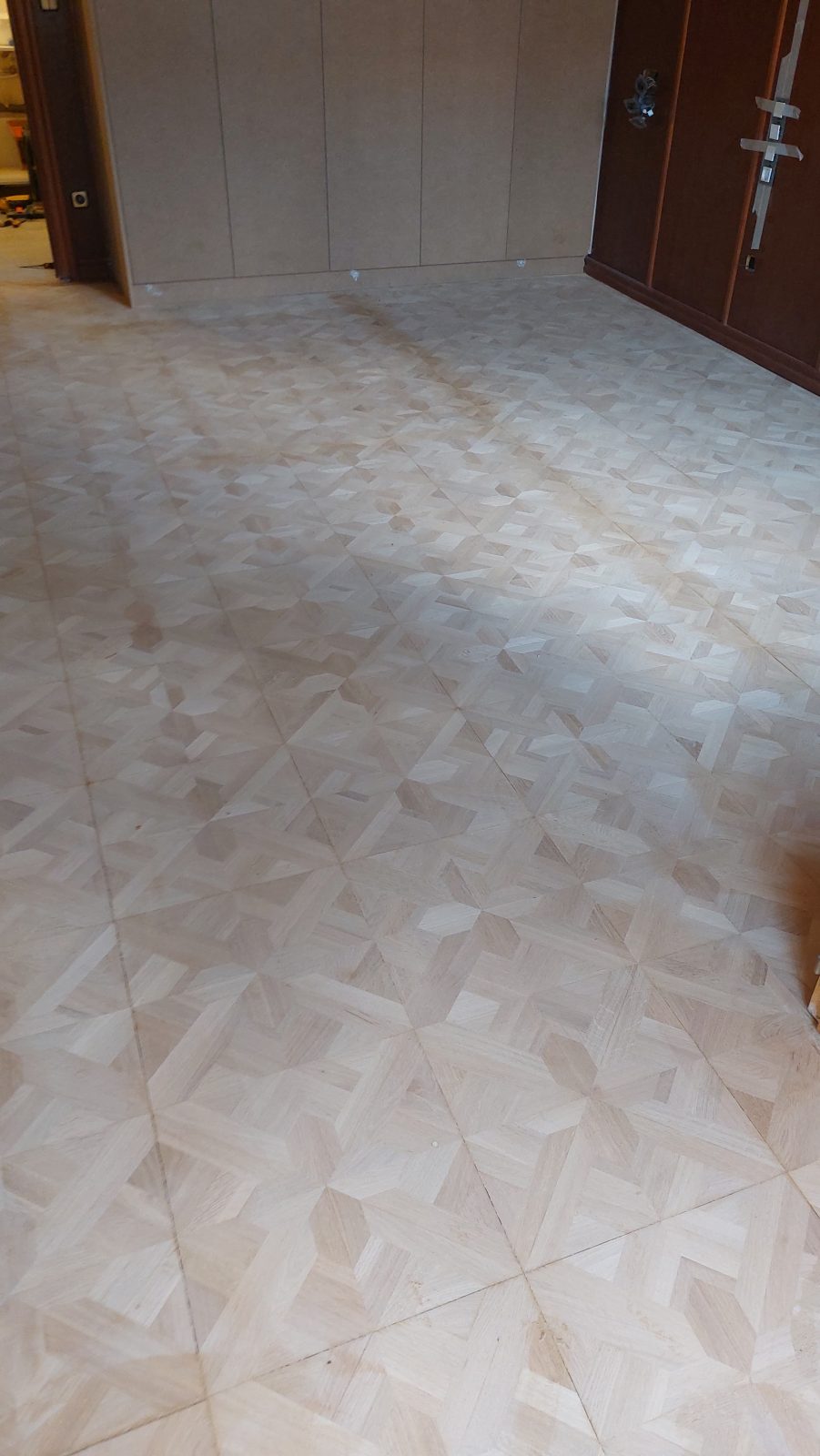 Parquet de mosaico geométrico recién acuchillado por Solparquet en Lleida