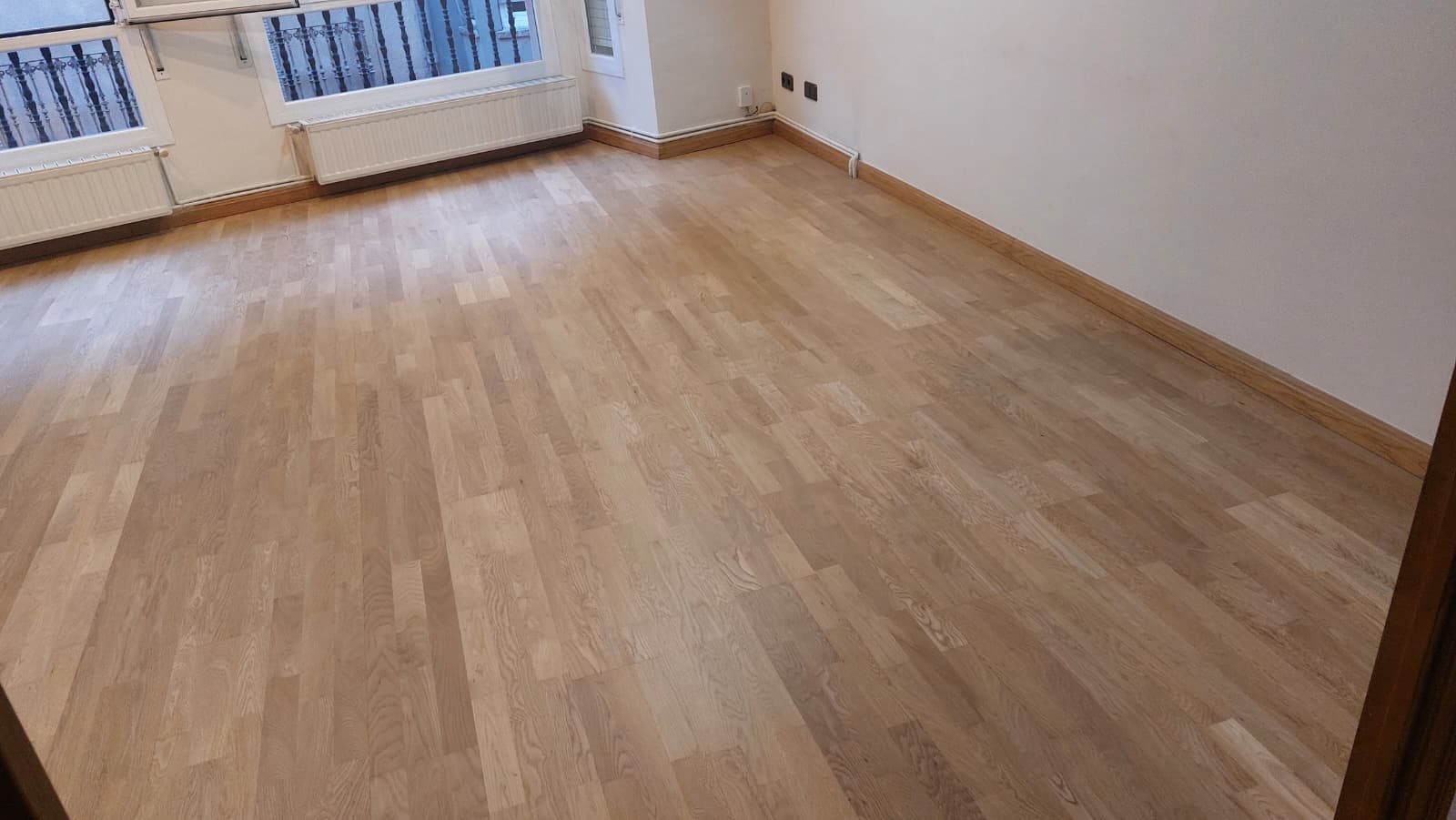 Parquet de roble claro acabado junto a la escalera por Solparquet en Lleida