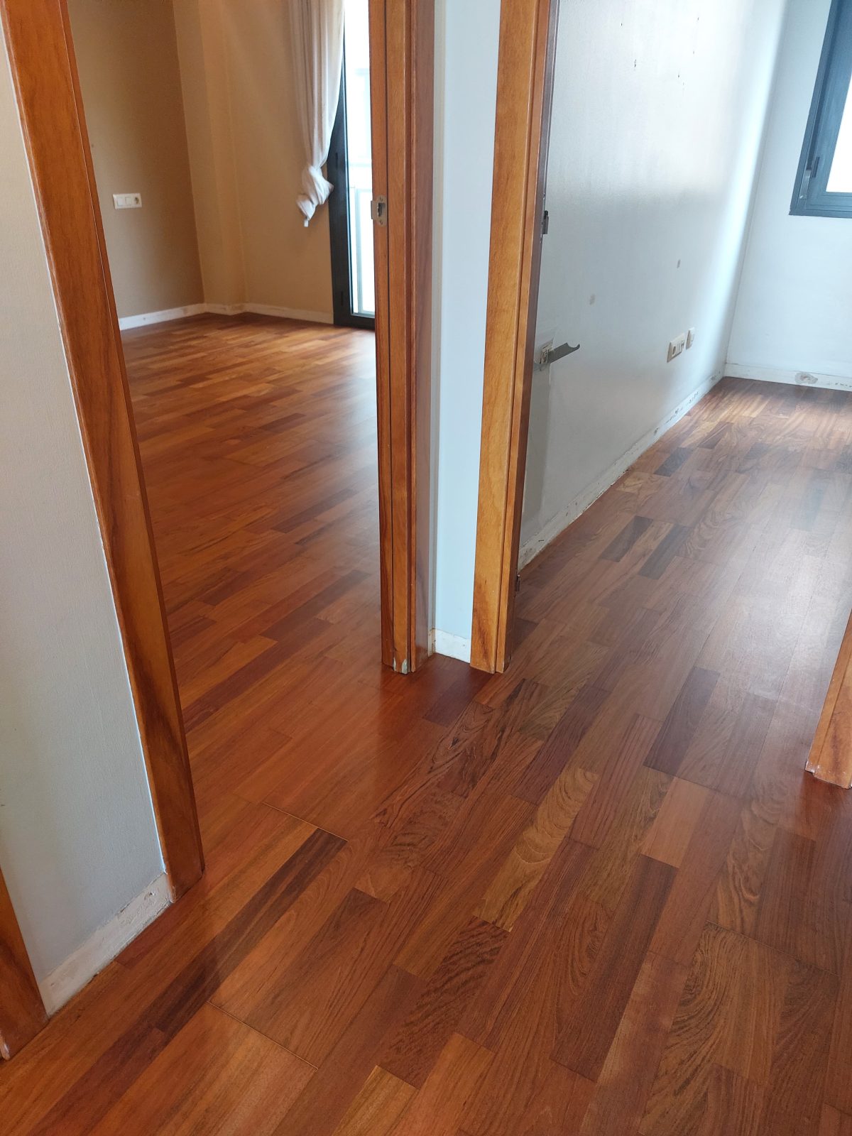 Parquet de madera tropical acabado entre estancias por Solparquet en Lleida