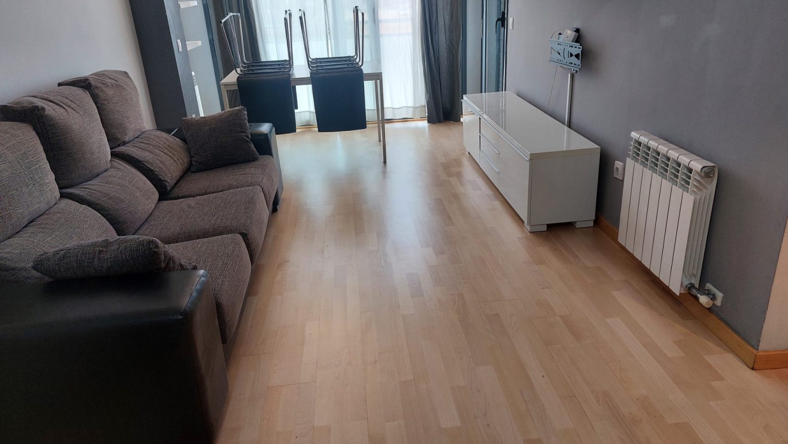 Parquet de haya restaurado en un salón por Solparquet en Lleida