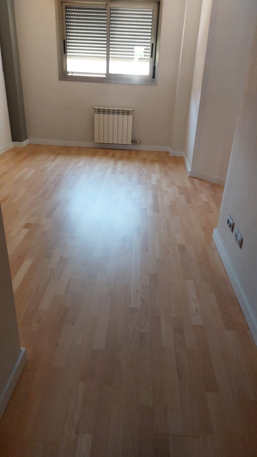 Parquet de haya acabado junto a la chimenea por Solparquet en Lleida