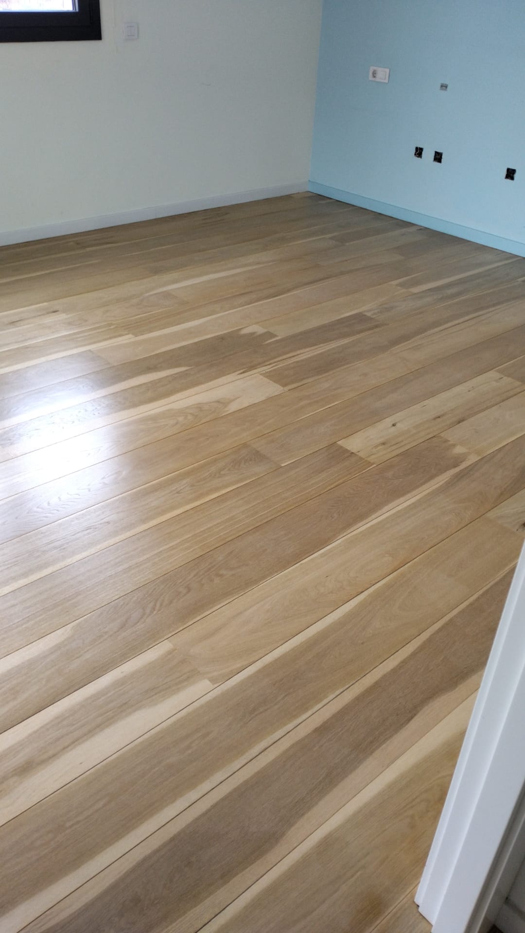 Parquet de roure natural de lama ampla acabat per Solparquet