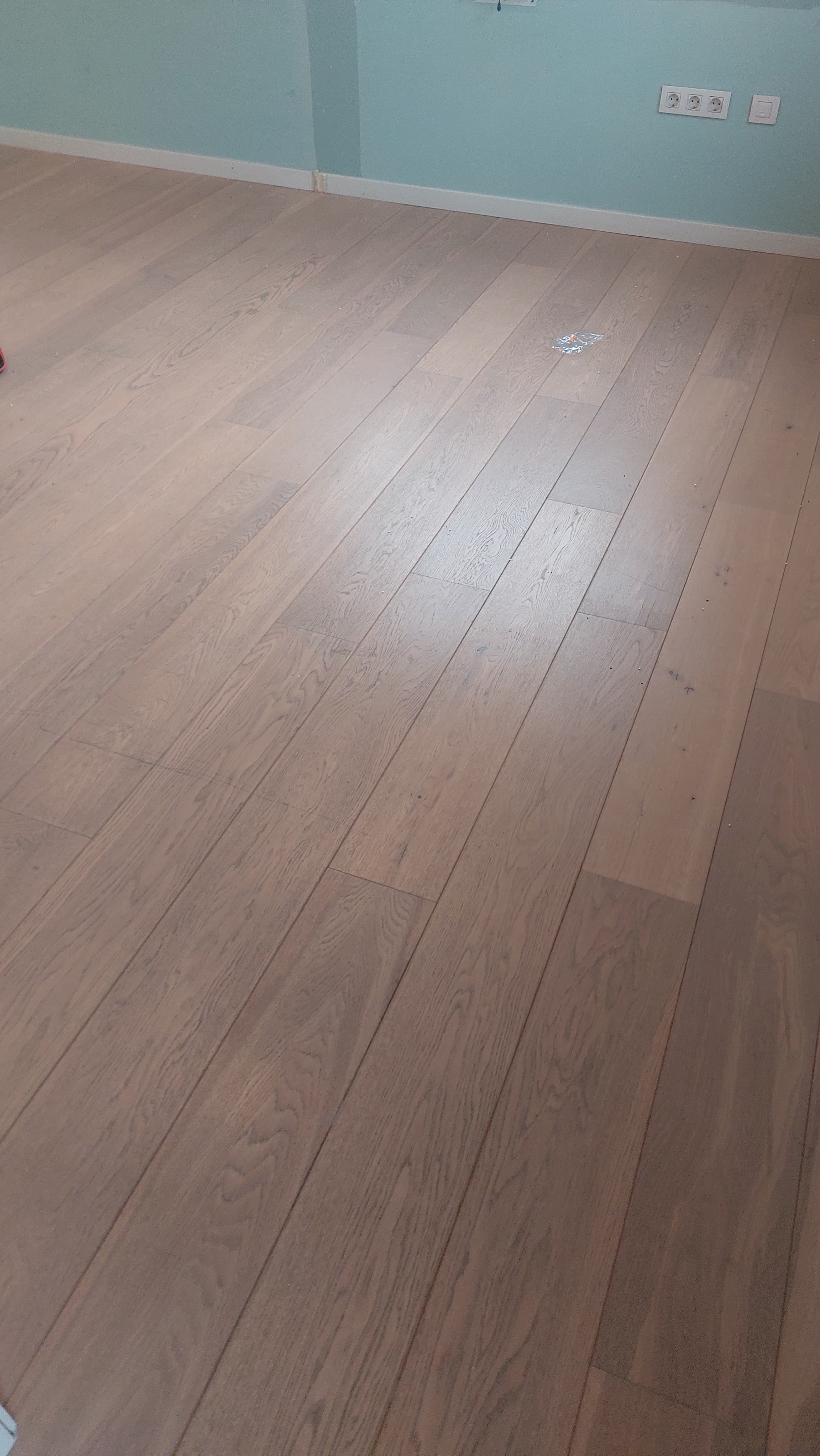 Parquet de roure envernissat i net en un habitatge