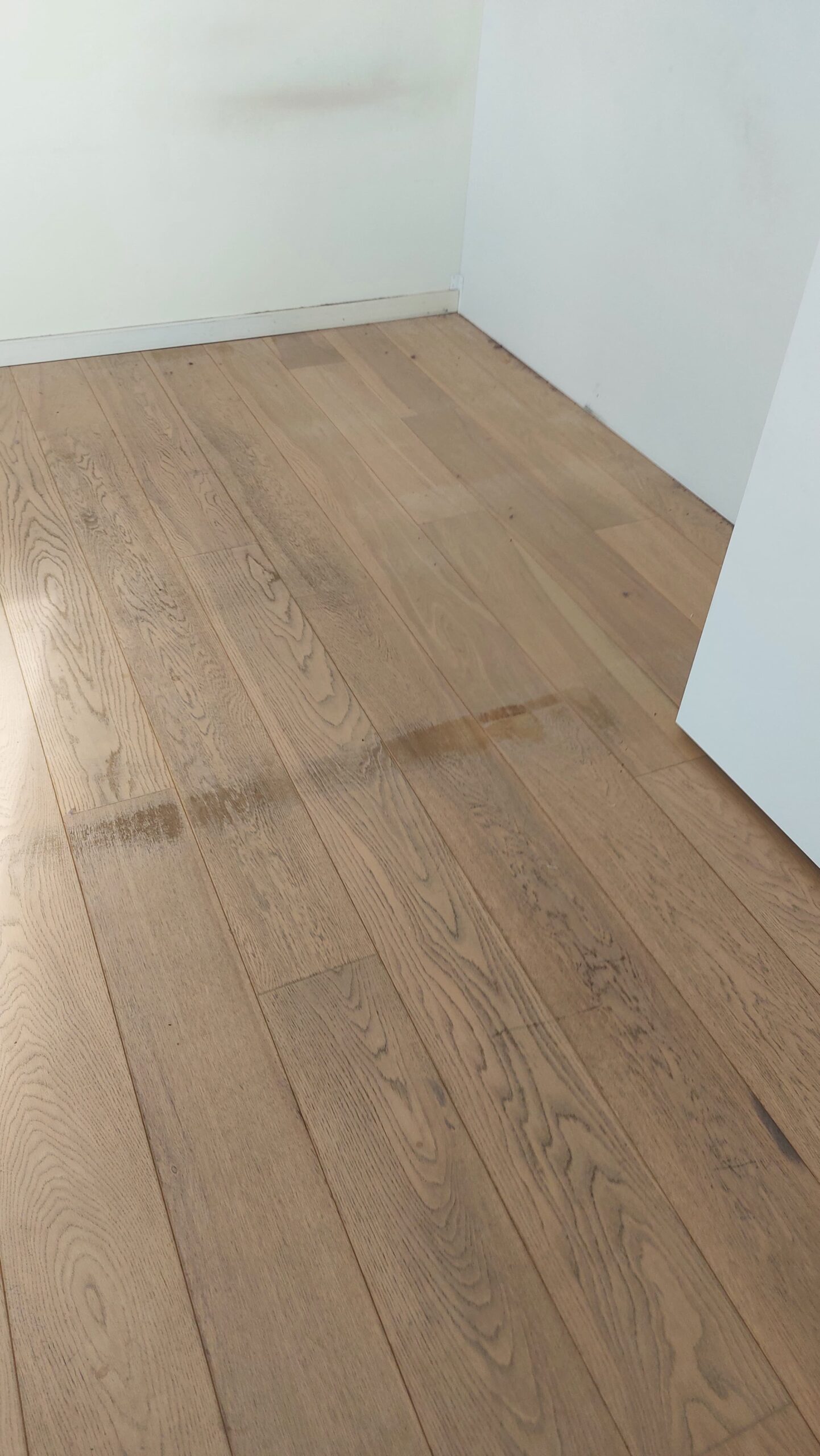 Aplicació d'oli protector sobre un parquet de roure